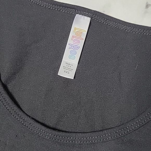 LulaRoe Solid Black Perfect Tee - Picture 2 of 3